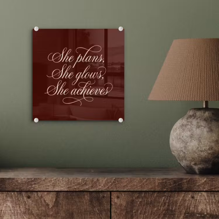 She plans she glows she achieves - Rood - Cursief plexiglas 5mm klein -sfeer3