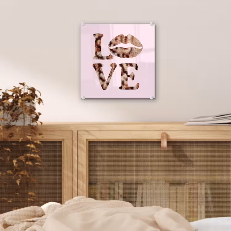 Tekst - Love - Pantervacht - Lichtroze plexiglas 5mm klein -sfeer4