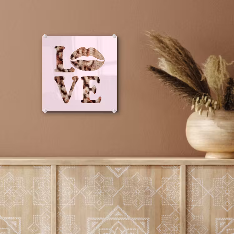 Tekst - Love - Pantervacht - Lichtroze plexiglas 5mm klein -sfeer5