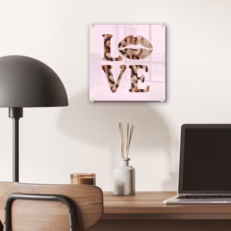 Tekst - Love - Pantervacht - Lichtroze plexiglas 5mm klein -sfeer6