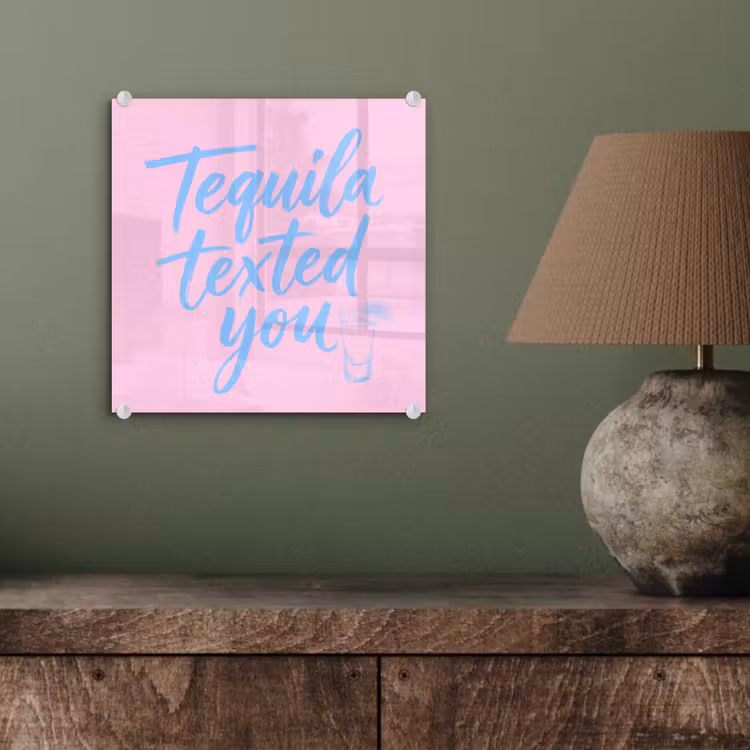 Tequila texted you - Roze - Blauw plexiglas 5mm klein -sfeer3