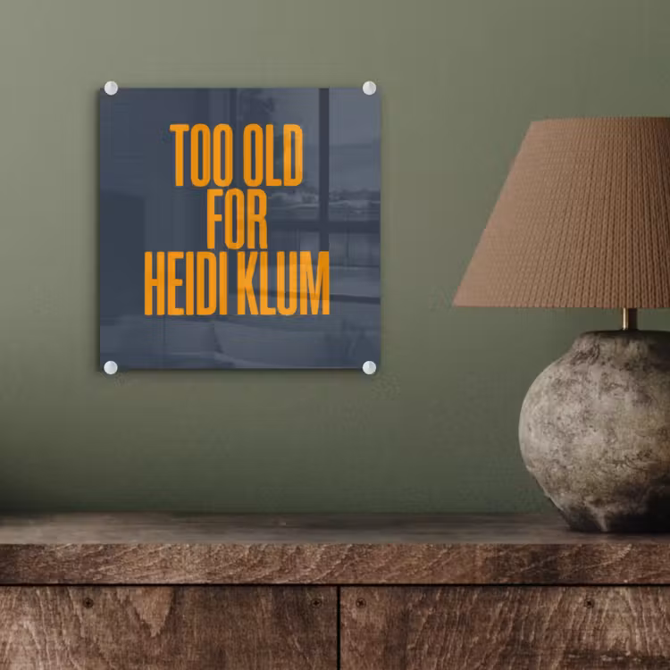 Too old for heidi klum - Geel - Blauw plexiglas 5mm klein -sfeer3