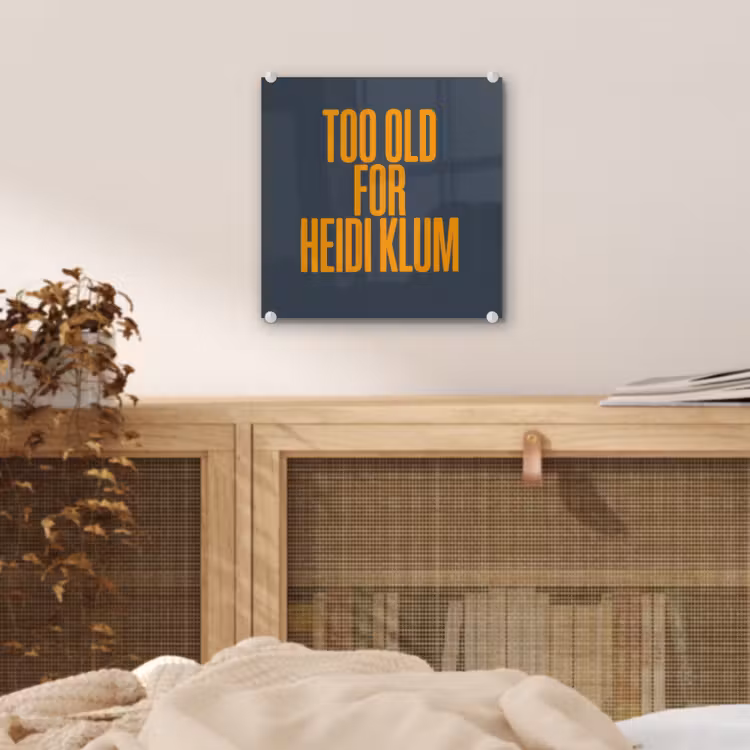 Too old for heidi klum - Geel - Blauw plexiglas 5mm klein -sfeer4