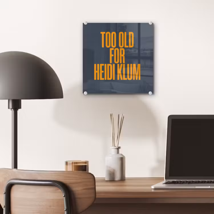 Too old for heidi klum - Geel - Blauw plexiglas 5mm klein -sfeer6