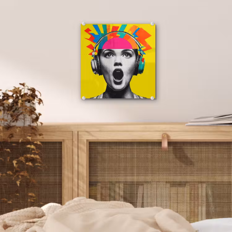 Vrouw - Koptelefoon - Geel plexiglas 5mm klein -sfeer4