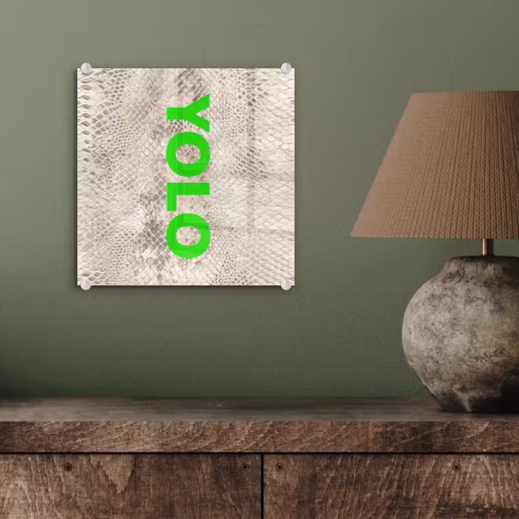 YOLO - Groen - Neon - Slangenprnt plexiglas 5mm klein -sfeer3