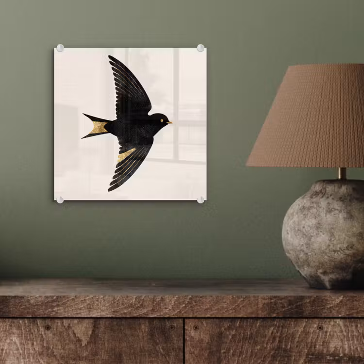 Zwarte zwaluw - Gouden accenten - Lichte achtergrond plexiglas 5mm klein -sfeer3