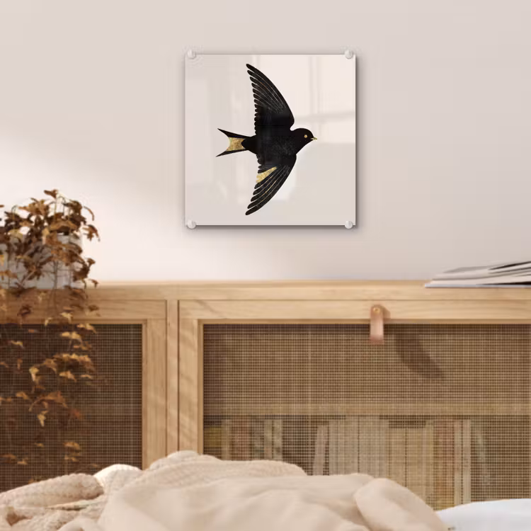 Zwarte zwaluw - Gouden accenten - Lichte achtergrond plexiglas 5mm klein -sfeer4