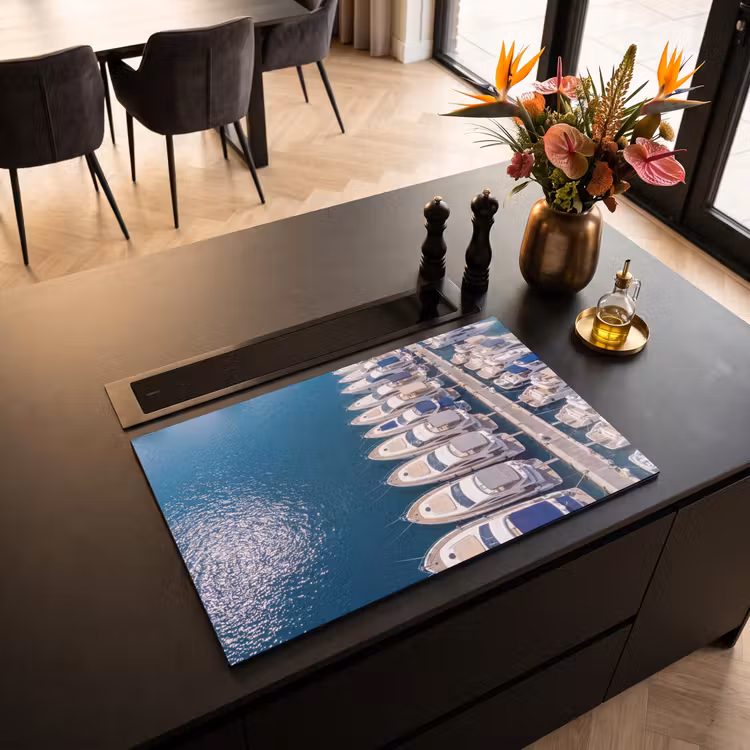 Boot - Jachthaven - Water - Zomer - Blauw Inductie beschermer vinyl 3mm klein -sfeer5