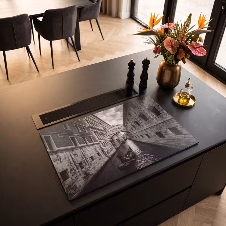 Boot - Waterweg - Stad - Zwart-wit - Architectuur Inductie beschermer vinyl 3mm klein -sfeer5