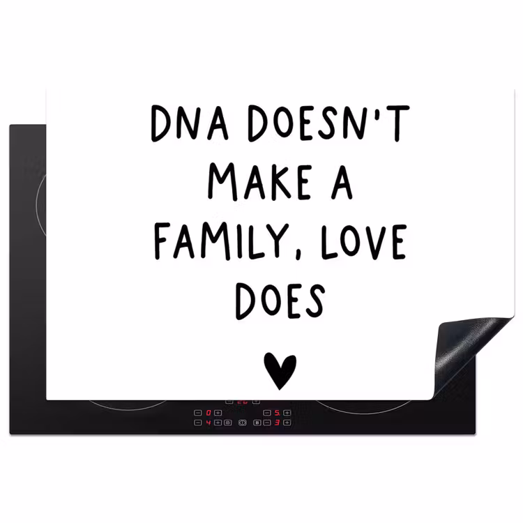 Engelse quote "DNA doesn't make a family, love does" met een hartje op een witte achtergrond Inductie beschermer vinyl 3mm klein -3d