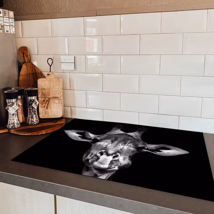 Giraffe - Portret - Dieren - Zwart - Wit Inductie beschermer vinyl 3mm klein -sfeer3