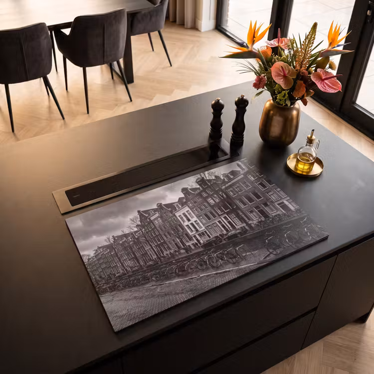 Huis - Gracht - Amsterdam - Architectuur - Zwart-wit Inductie beschermer vinyl 3mm klein -sfeer5