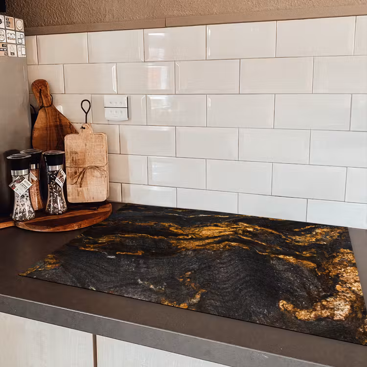 Marmer - Kalk - Zwart - Goud - Marmerlook - Luxe Inductie beschermer vinyl 3mm klein -sfeer3