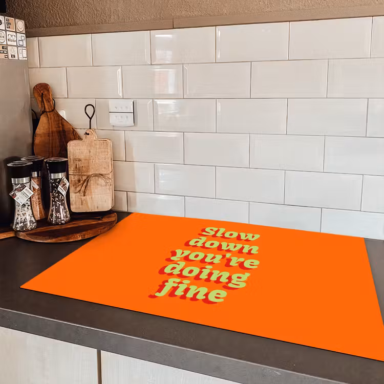 Oranje - Slow down you're doing fine - Retro Inductie beschermer vinyl 3mm klein -sfeer3