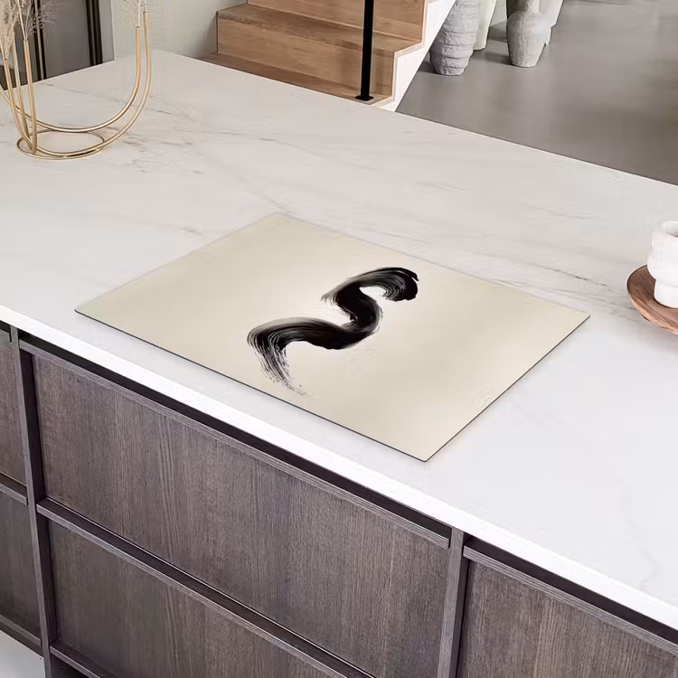 Penseelstreek - Zwart - Minimalistisch Inductie beschermer vinyl 3mm klein -sfeer8