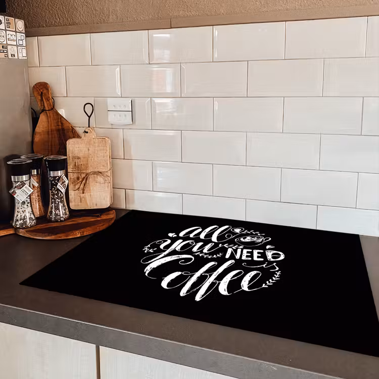 Quote - All you need is caffee - Zwart Inductie beschermer vinyl 3mm klein -sfeer3