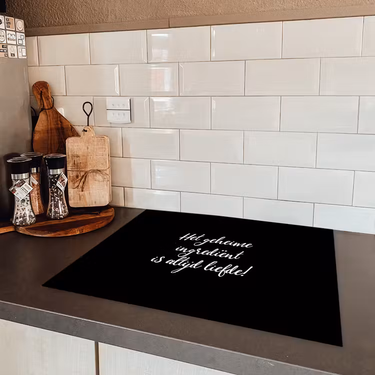 Quotes - Koken - Het geheime ingrediënt is altijd liefde! - Spreuken - Liefde Inductie beschermer vinyl 3mm groot -sfeer3