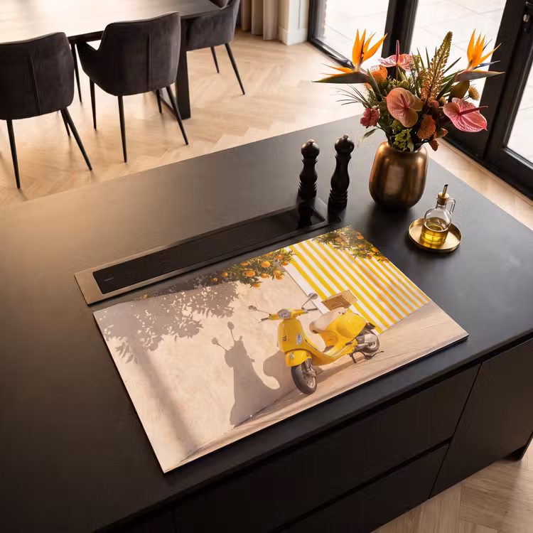 Scooter - Natuur - Zomer - Geel - Mediterraan Inductie beschermer vinyl 3mm klein -sfeer5