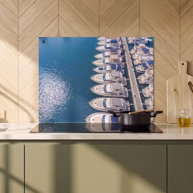 Boot - Jachthaven - Water - Zomer - Blauw Inductie beschemer met haakjes klein -sfeer2