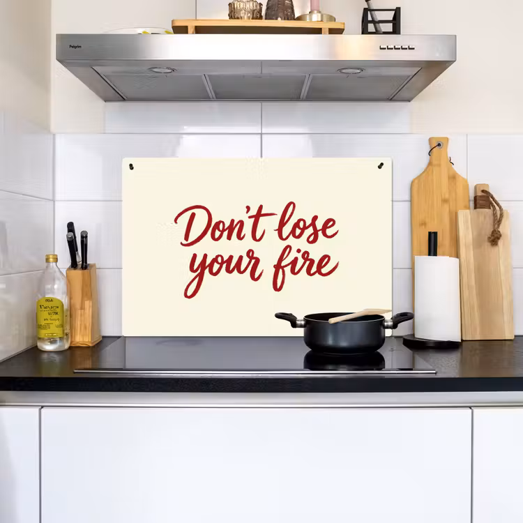 Don't lose your fire - Rood - Wit - Minimalistisch Inductie beschemer met haakjes klein -sfeer2