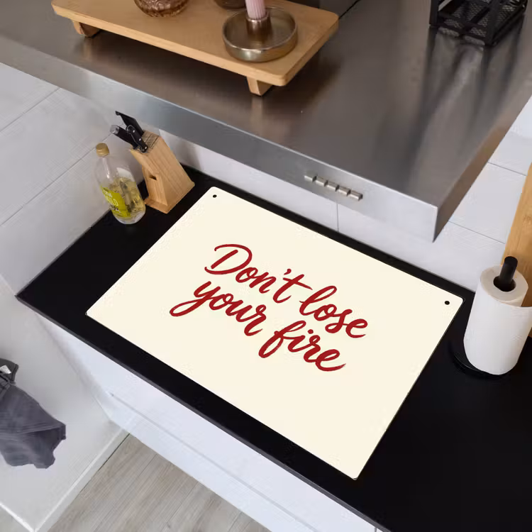 Don't lose your fire - Rood - Wit - Minimalistisch Inductie beschemer met haakjes klein -sfeer1