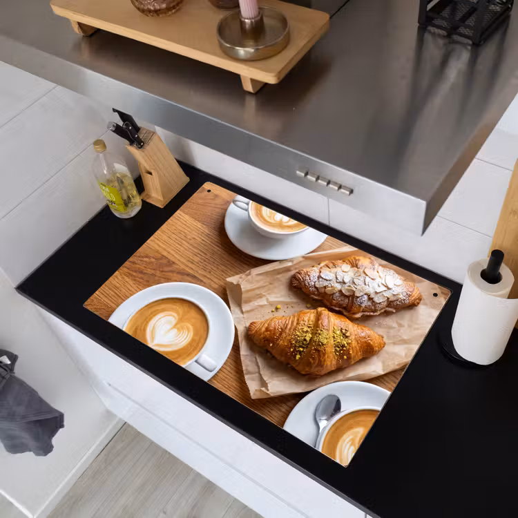 Eten - Croissant - Koffie - Ontbijt - Modern Inductie beschemer met haakjes klein -sfeer1