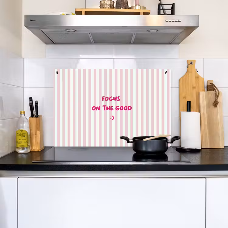 Focus on the good - Strepen - Roze - Smiley Inductie beschemer met haakjes klein -sfeer2