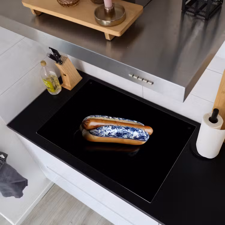 Hotdog - Porselein - Delfts blauw - Eten Inductie beschemer met haakjes klein -sfeer1