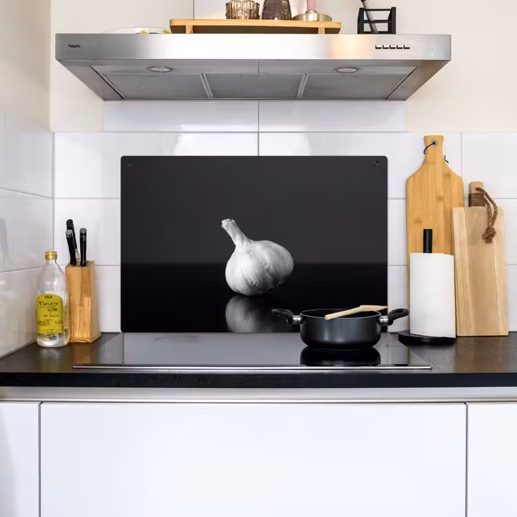 Knoflook - Zwart - Wit Inductie beschemer met haakjes klein -sfeer2