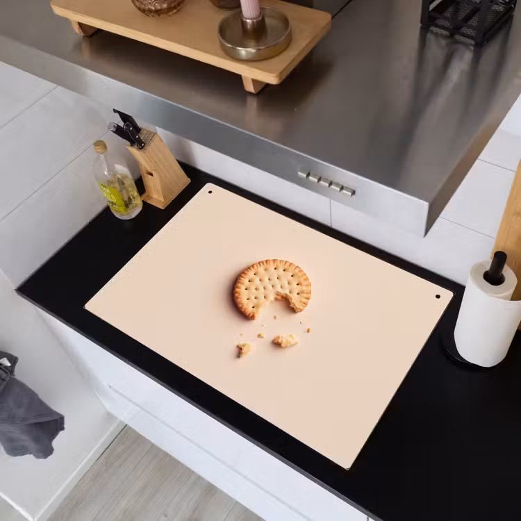 Koekje - Kruimels - beige Inductie beschemer met haakjes klein -sfeer1