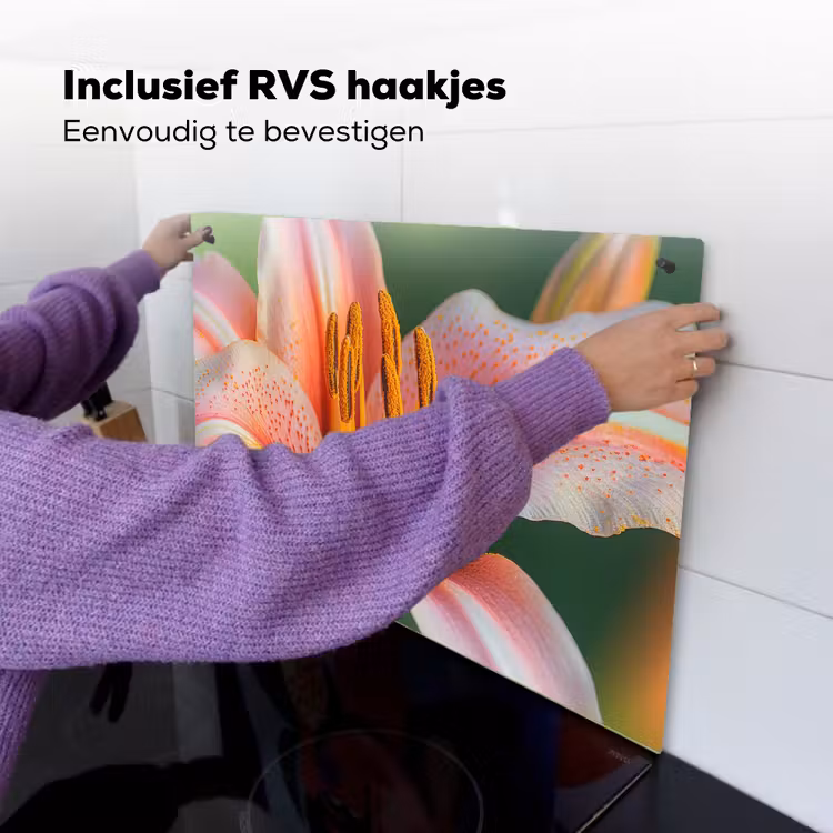 Lelie - Close up - Lichtroze Inductie beschemer met haakjes klein -ky-ophangen-nl
