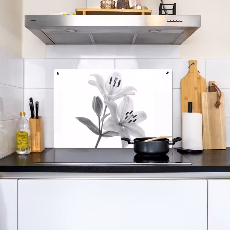 Lelies - Elegant - Zwart - Wit Inductie beschemer met haakjes klein -sfeer2