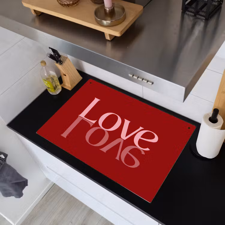 Love - Spiegeling - Rood Inductie beschemer met haakjes klein -sfeer1