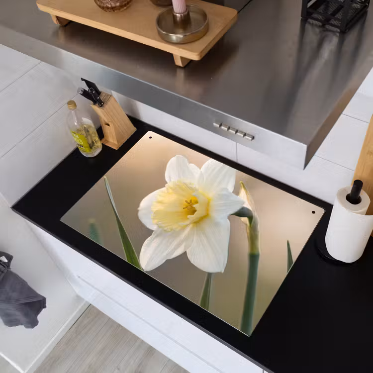 Narcis - Bloem - Minimalistisch Inductie beschemer met haakjes klein -sfeer1