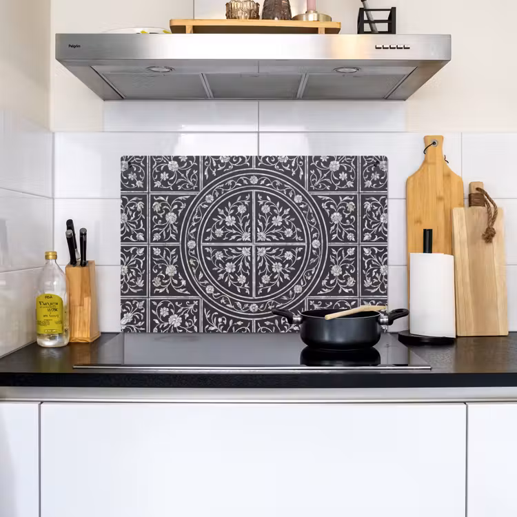 Patroon - Bloemmotief - Decoratie - Klassiek - Zwart Inductie beschemer met haakjes klein -sfeer2
