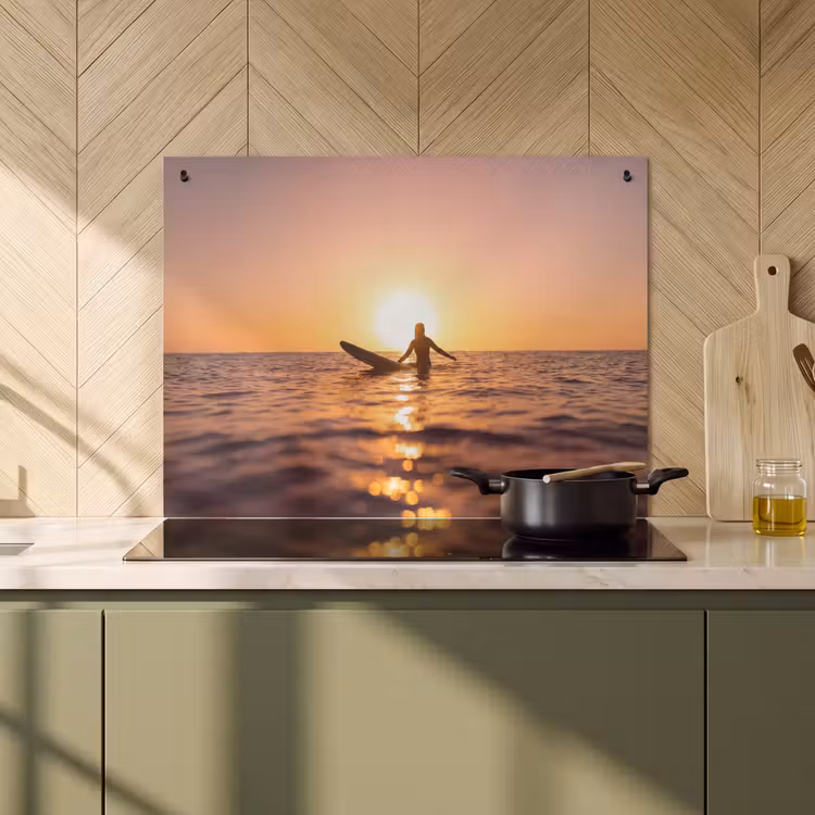 Persoon - Surfen - Zonsondergang - Zee - Oranje Inductie beschemer met haakjes klein -sfeer2