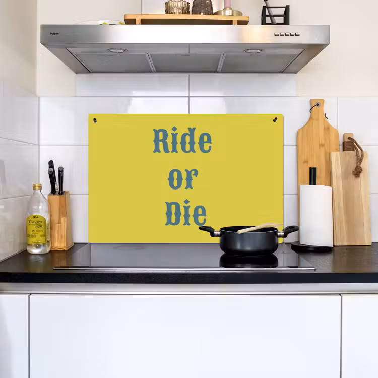 Ride or die - Geel - Blauw Inductie beschemer met haakjes klein -sfeer2