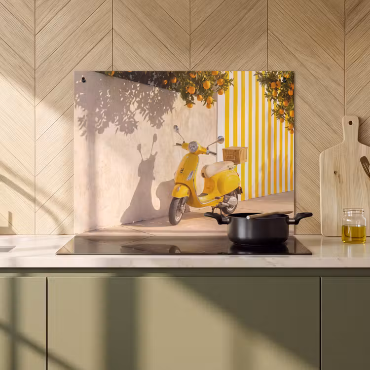 Scooter - Natuur - Zomer - Geel - Mediterraan Inductie beschemer met haakjes klein -sfeer2