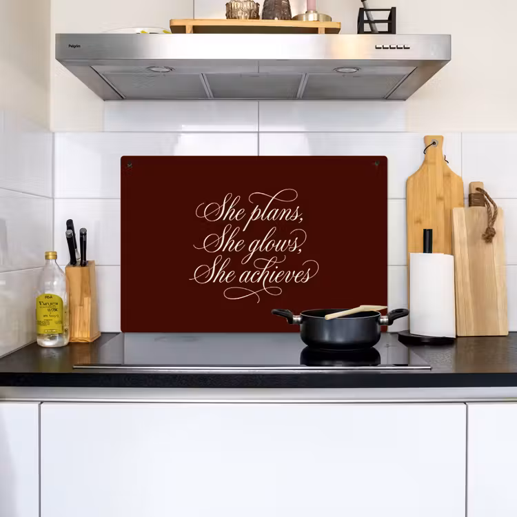 She plans she glows she achieves - Rood - Cursief Inductie beschemer met haakjes klein -sfeer2