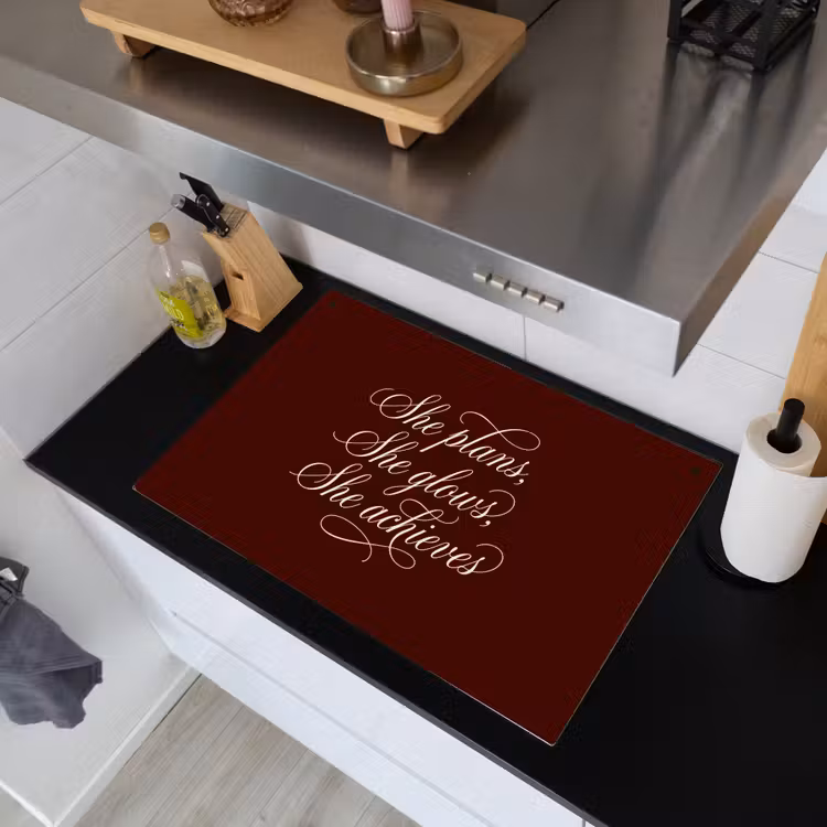 She plans she glows she achieves - Rood - Cursief Inductie beschemer met haakjes klein -sfeer1