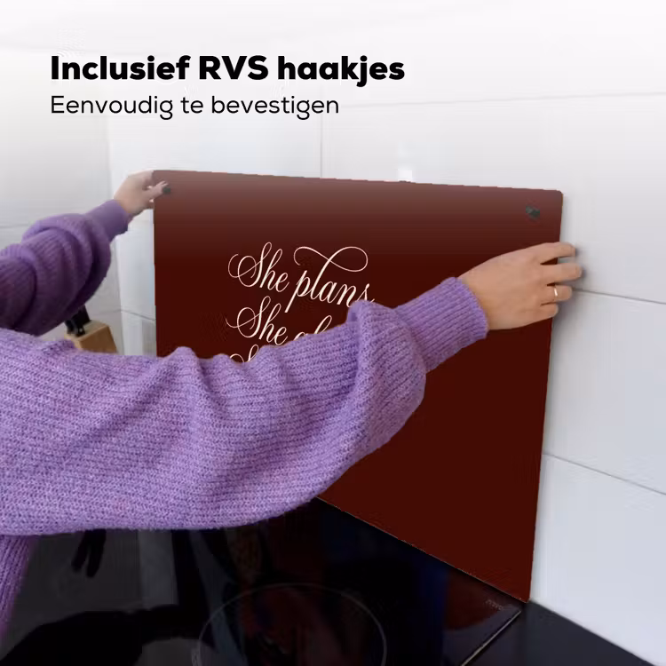 She plans she glows she achieves - Rood - Cursief Inductie beschemer met haakjes klein -ky-ophangen-nl