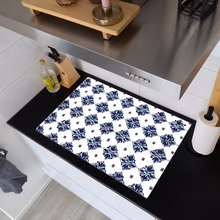 Tegelmotief - Blauw - Wit - Bloem Inductie beschemer met haakjes klein 777 -sfeer1