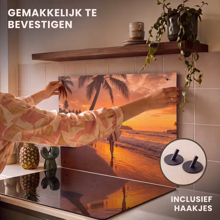 Vrouw - Surfplank - Strand - Zonsondergang - Oranje Inductie beschemer met haakjes klein -ky-ophangen-nl