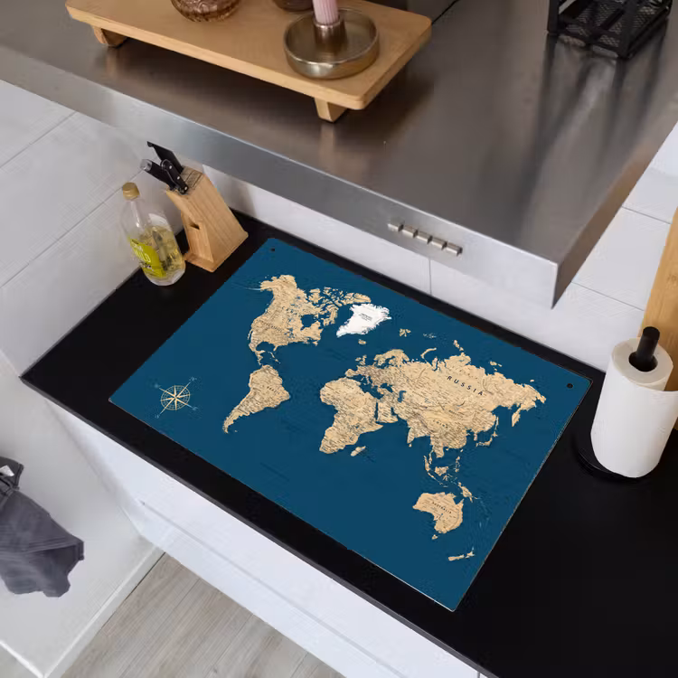 Wereldkaart - Donkerblauw - Beige Inductie beschemer met haakjes klein -sfeer1
