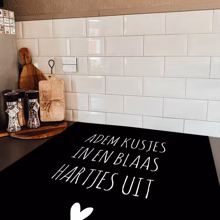 Spreuken - Adem kusjes in en blaas hartjes uit - Quotes Inductie beschermer vinyl 3mm middel -sfeer3