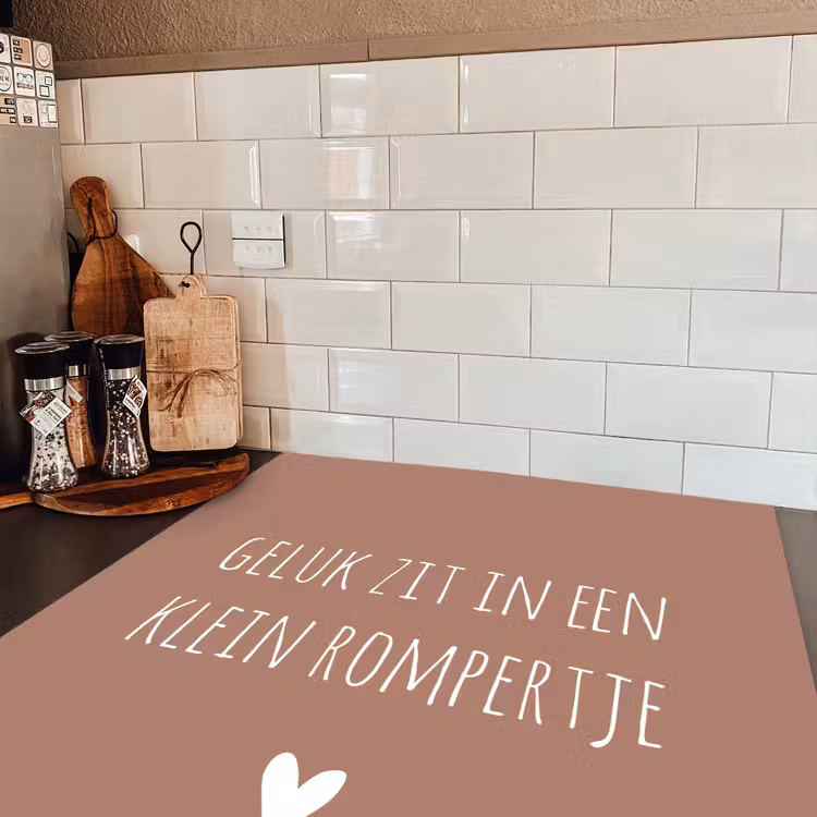 Spreuken - Geluk zit in een klein rompertje - Quotes Inductie beschermer vinyl 3mm middel -sfeer3