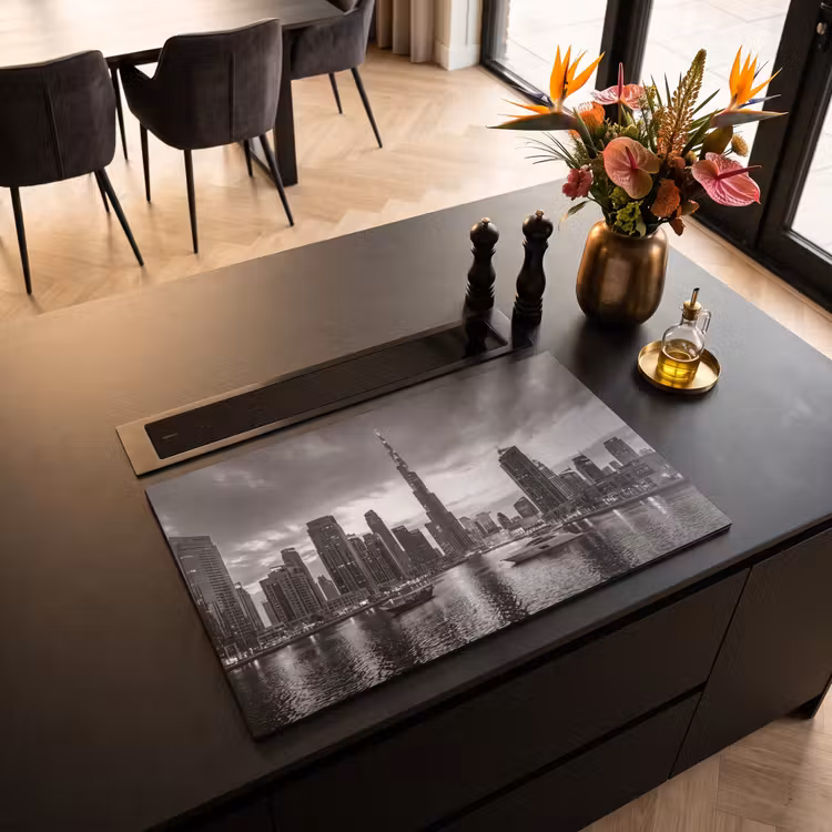 Stad - Skyline - Architectuur - Avond - Zwart-wit Inductie beschermer vinyl 3mm klein -sfeer5