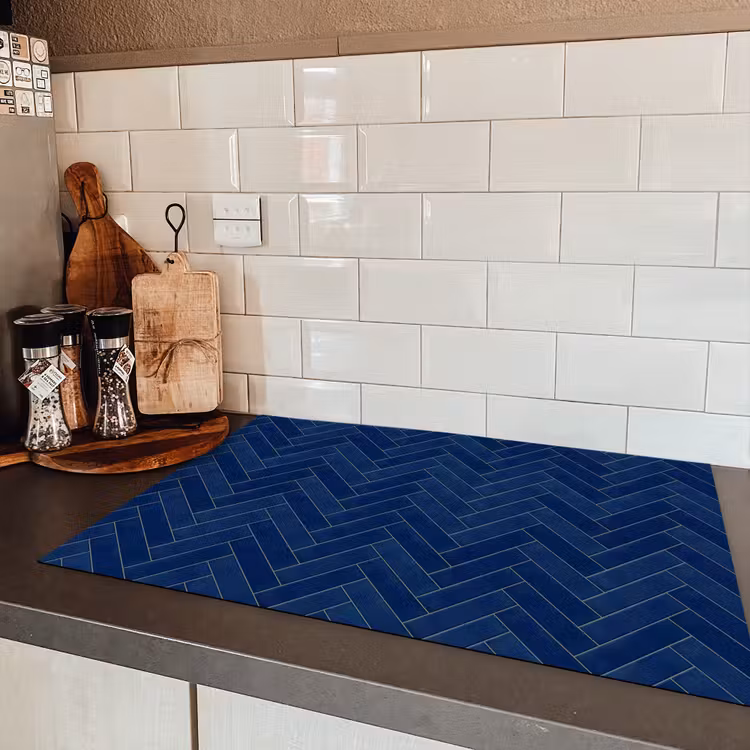 Visgraat - Wandtegel - Donkerblauw - Navy Blue Inductie beschermer vinyl 3mm klein 276 -sfeer3