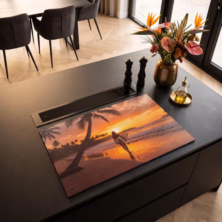 Vrouw - Surfplank - Strand - Zonsondergang - Oranje Inductie beschermer vinyl 3mm klein -sfeer5
